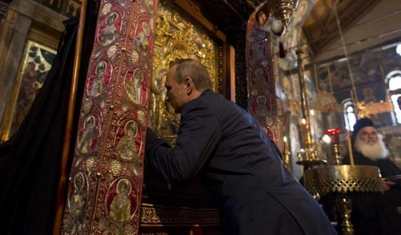 Β.Πούτιν: «Στην Ορθόδοξη Θεία Λειτουργία δεν καθόμαστε ποτέ, μόνο γονατίζουμε!»